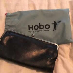 Hobo wallet with dust cover